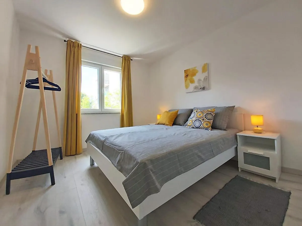 Green City Point Apartment Pula 0*,  Croatia